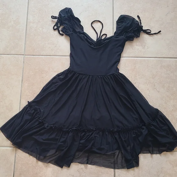 Elegant Black Dress with Sheer Sleeves - Picture 13 of 14